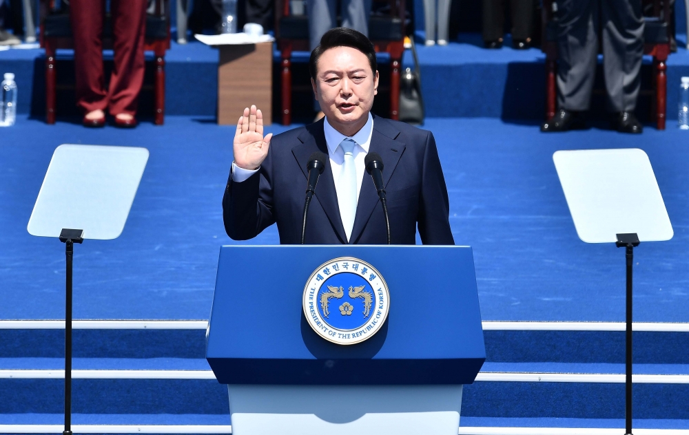 ▲윤석열 대통령이 10일 서울 여의도 국회에서 열린 취임식에서 선서를 하고 있다. 신태현 기자 holjjak@ (이투데이DB)