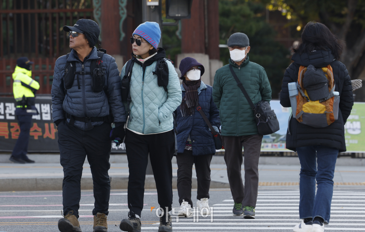 ▲서울 아침 최저기온이 영하2도를 기록하는 등 초겨울 날씨를 보인 12일 오전 서울 종로구 광화문역 일대에서 두꺼운 외투를 입은 시민들이 발걸음을 재촉하고 있다. 기상청은 당분간 기온이 평년보다 낮고 중부내륙과 일부 남부 내륙을 중심으로 영하 5도 이하로 떨어져 춥겠다고 전했다. 조현호 기자 hyunho@