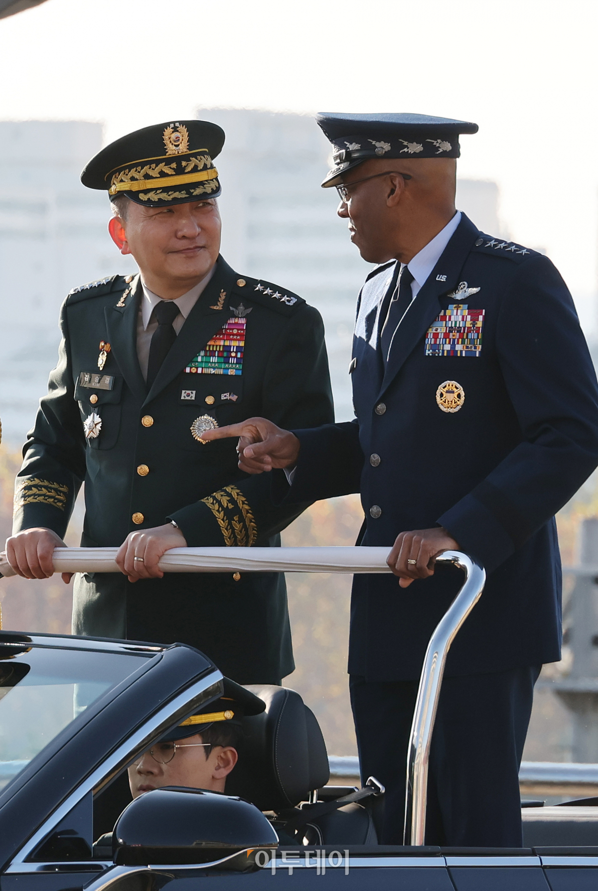 ▲김승겸 합참의장과 찰스 브라운 미국 합참의장이 12일 오전 서울 용산구 국방부 연병장에서 열린 환영 의장 행사에서 대화하고 있다. 사진공동취재단