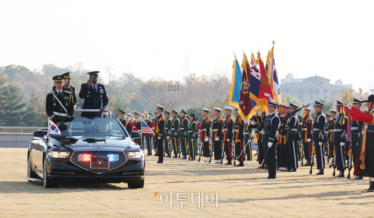 ▲김승겸 합참의장과 찰스 브라운 미국 합참의장이 12일 오전 서울 용산구 국방부 연병장에서 열린 환영 의장 행사에서 열병하고 있다. 사진공동취재단