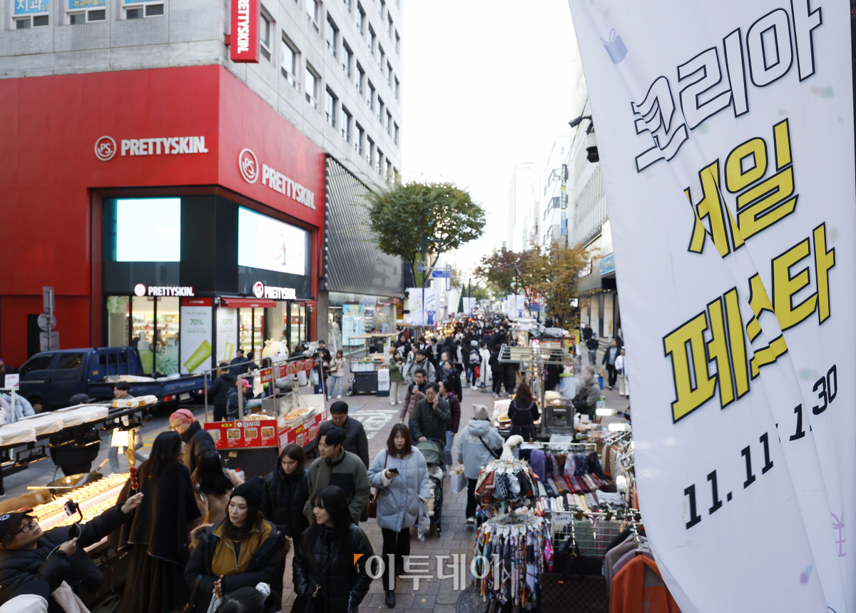 ▲2023 코리아세일페스타 개막 첫 주말인 12일 서울 중구 명동거리가 관광객들로 북적이고 있다. 역대 최대 규모인 2500여 곳의 기업이 참가한 이번 코리아세일페스타는 30일까지 진행한다. 조현호 기자 hyunho@