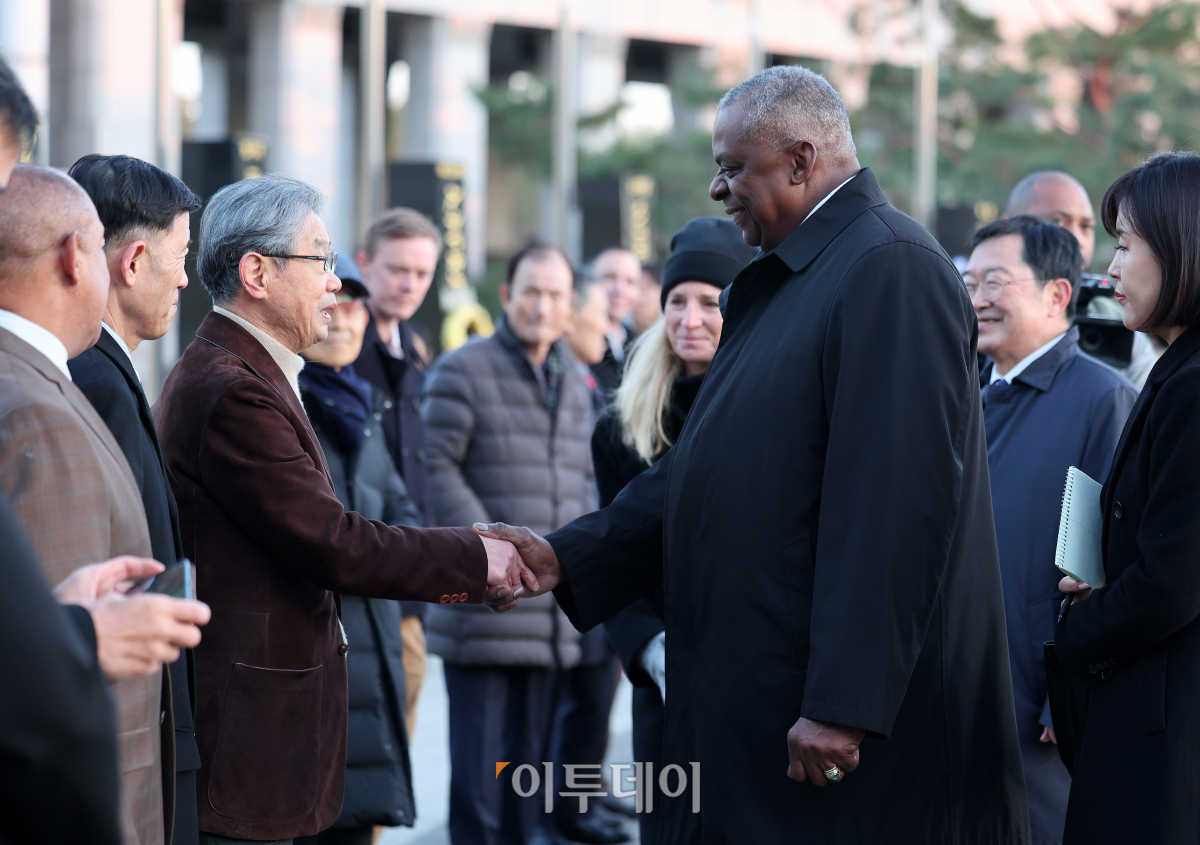 ▲방한한 로이드 오스틴 미국 국방부 장관이 미국 재향군인의 날을 맞아 12일 오후 서울 용산구 전쟁기념관에서 한미 재향군인들을 만나 인사를 나누고 있다. 사진공동취재단
