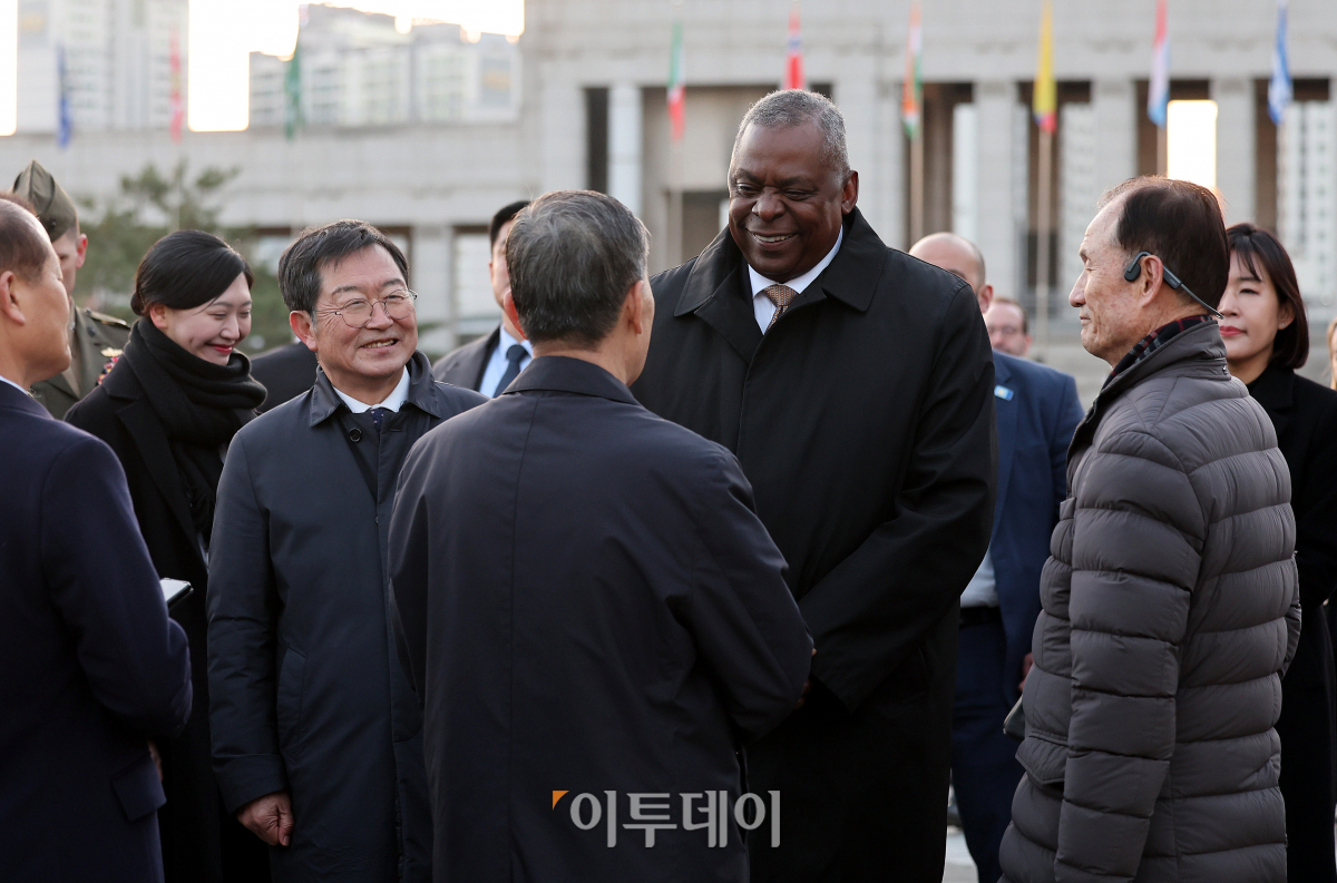 ▲방한한 로이드 오스틴 미국 국방부 장관이 미국 재향군인의 날을 맞아 12일 오후 서울 용산구 전쟁기념관에서 한미 재향군인들을 만나 인사를 나누고 있다. 사진공동취재단