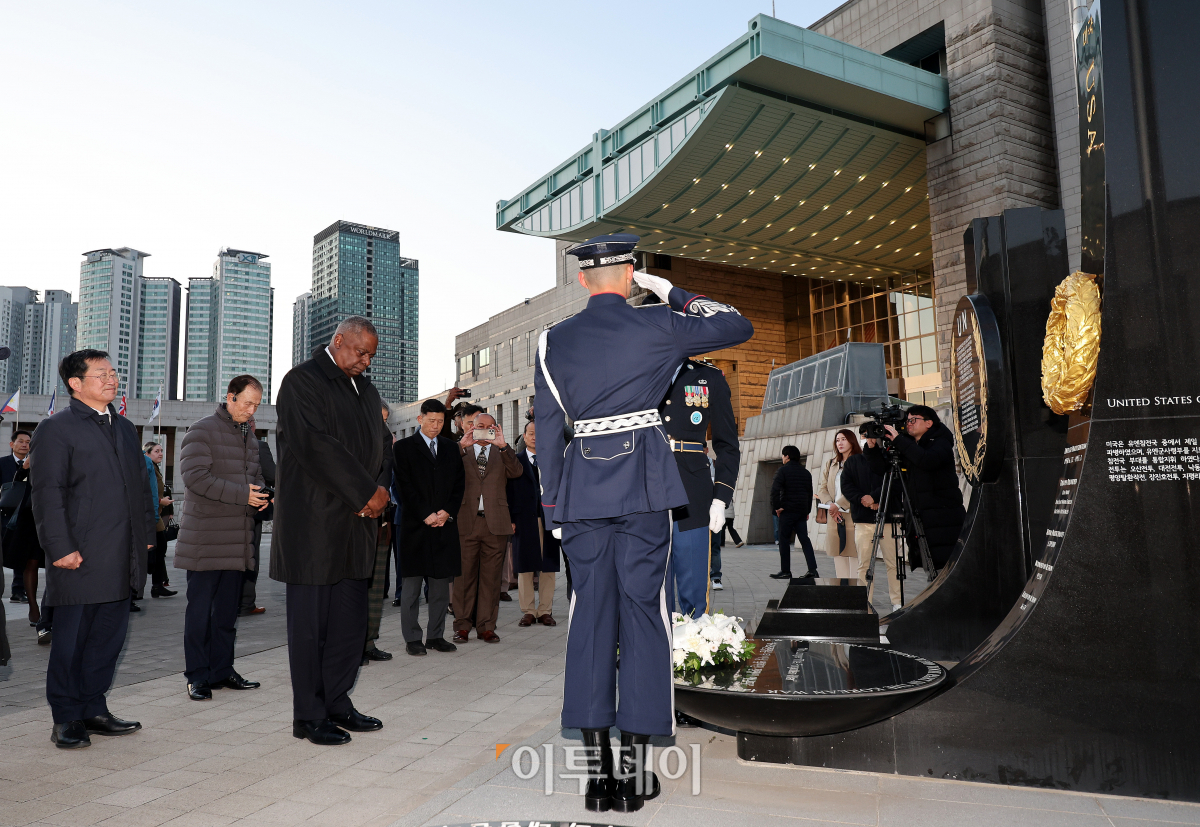 ▲방한한 로이드 오스틴 미국 국방부 장관이 12일 오후 서울 용산구 전쟁기념관 평화의 광장에서 미국 재향군인의 날을 맞아 미국 추모비에 헌화 및 묵념을 하고 있다. 사진공동취재단