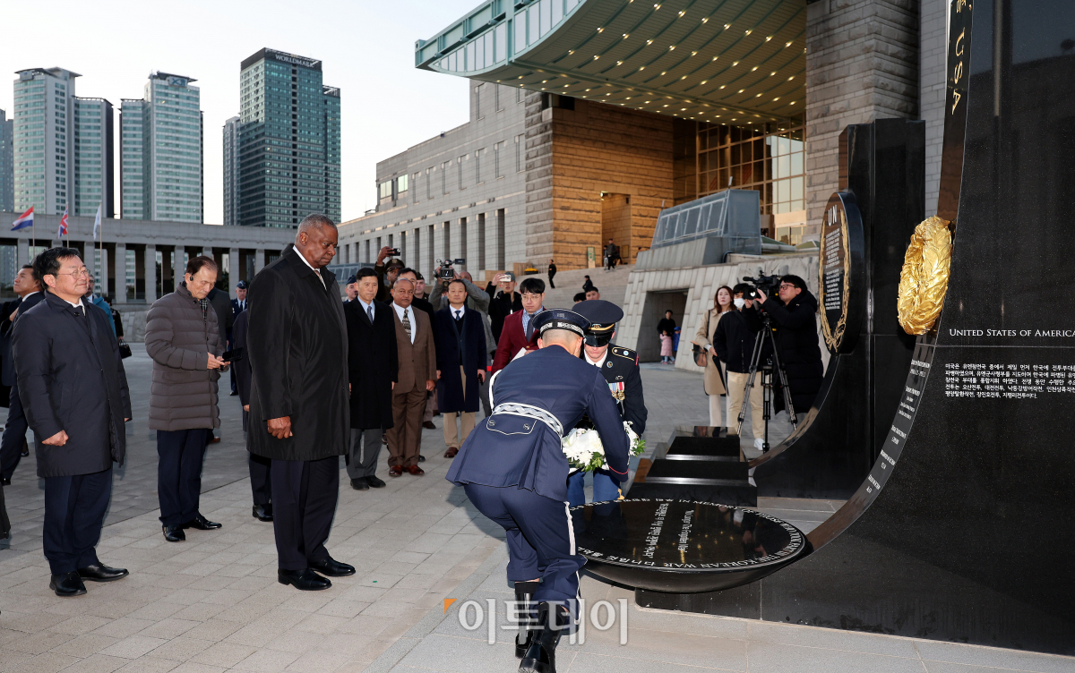 ▲방한한 로이드 오스틴 미국 국방부 장관이 12일 오후 서울 용산구 전쟁기념관 평화의 광장에서 미국 재향군인의 날을 맞아 미국 추모비에 헌화하고 있다. 사진공동취재단