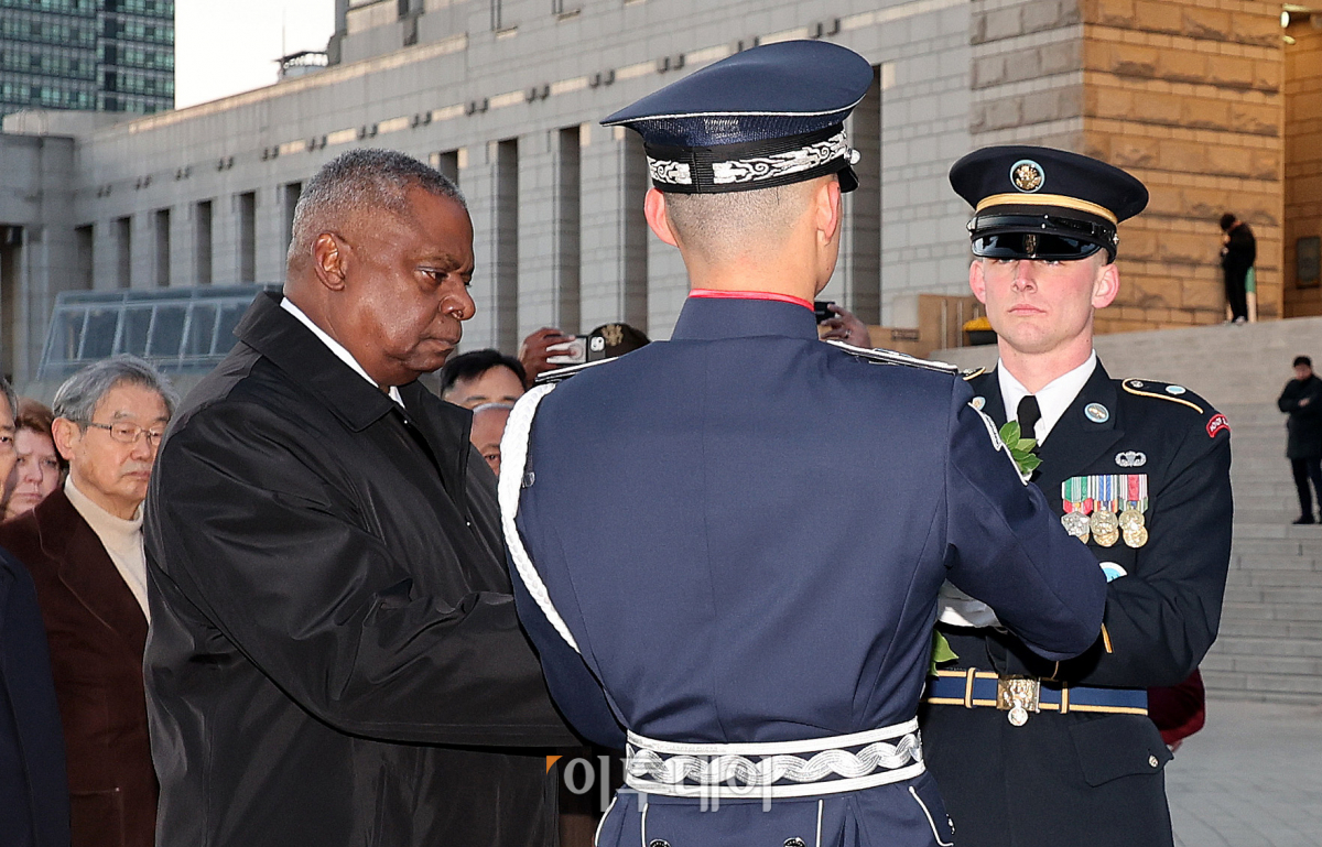 ▲방한한 로이드 오스틴 미국 국방부 장관이 12일 오후 서울 용산구 전쟁기념관 평화의 광장에서 미국 재향군인의 날을 맞아 미국 추모비에 헌화하고 있다. 사진공동취재단