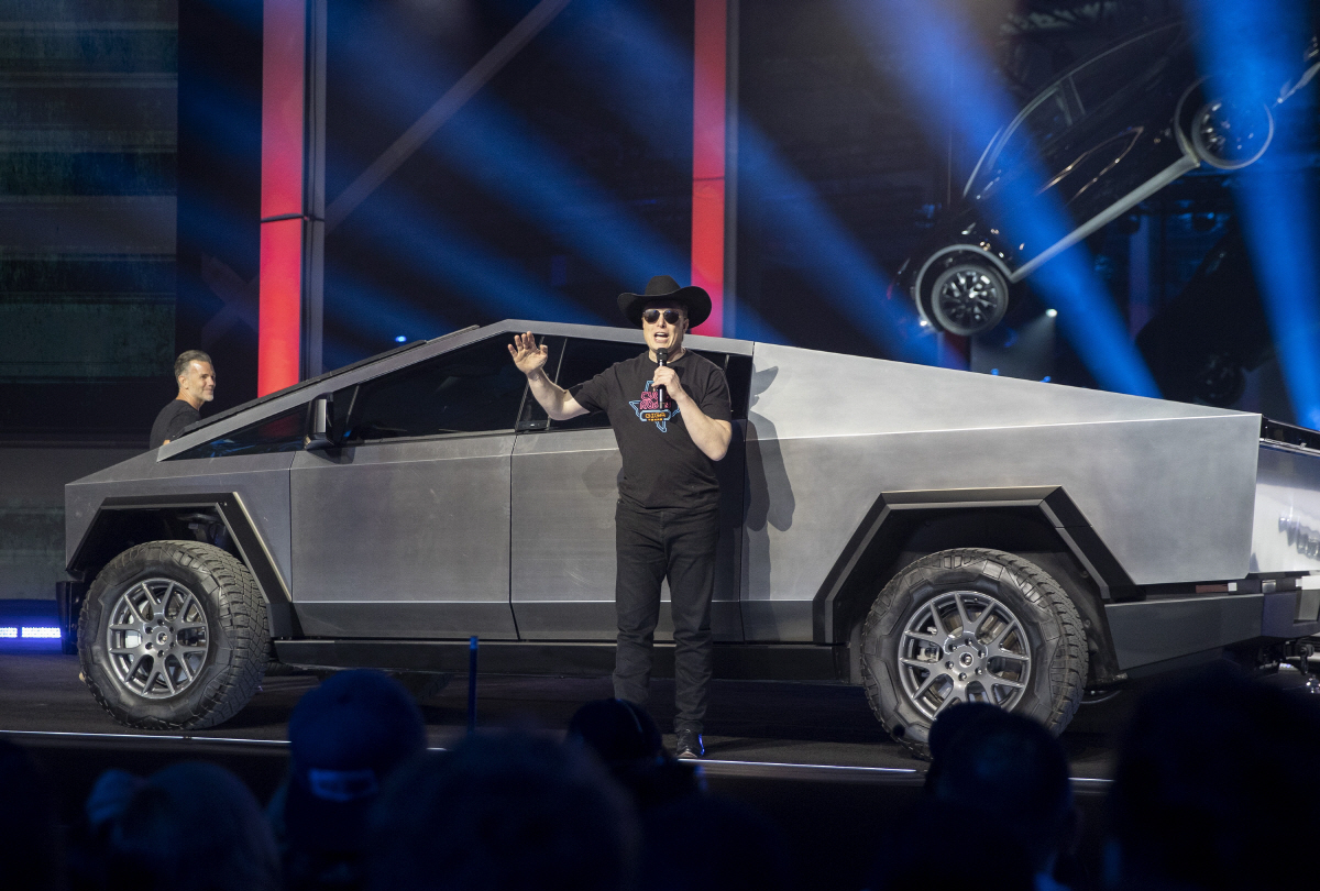 ▲2022년 4월 7일 텍사스주 오스틴에서 열린 ‘테슬라 사이버 로데오’ 행사에서 일론 머스크 테슬라 최고경영자(CEO)가 전기 픽업트럭 사이버트럭 앞에서 연설하고 있다. 오스틴(미국)/AP뉴시스

