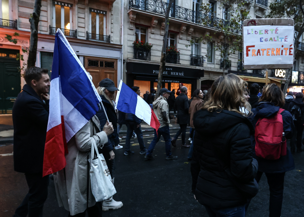 ▲지난달 7일(현지시간) 팔레스타인 무장세력 하마스가 이스라엘을 공격한 이후 대규모 유대인과 무슬림 공동체가 밀집해 있는 파리에서 긴장이 고조되면서 수천 명의 시위대가 12일 반유대주의에 맞서 행진하고 있다. 한 여성(오른쪽)이 '자유, 평등, 박애'라고 적힌 플래카드를 들고 있다. 파리/AFP연합뉴스