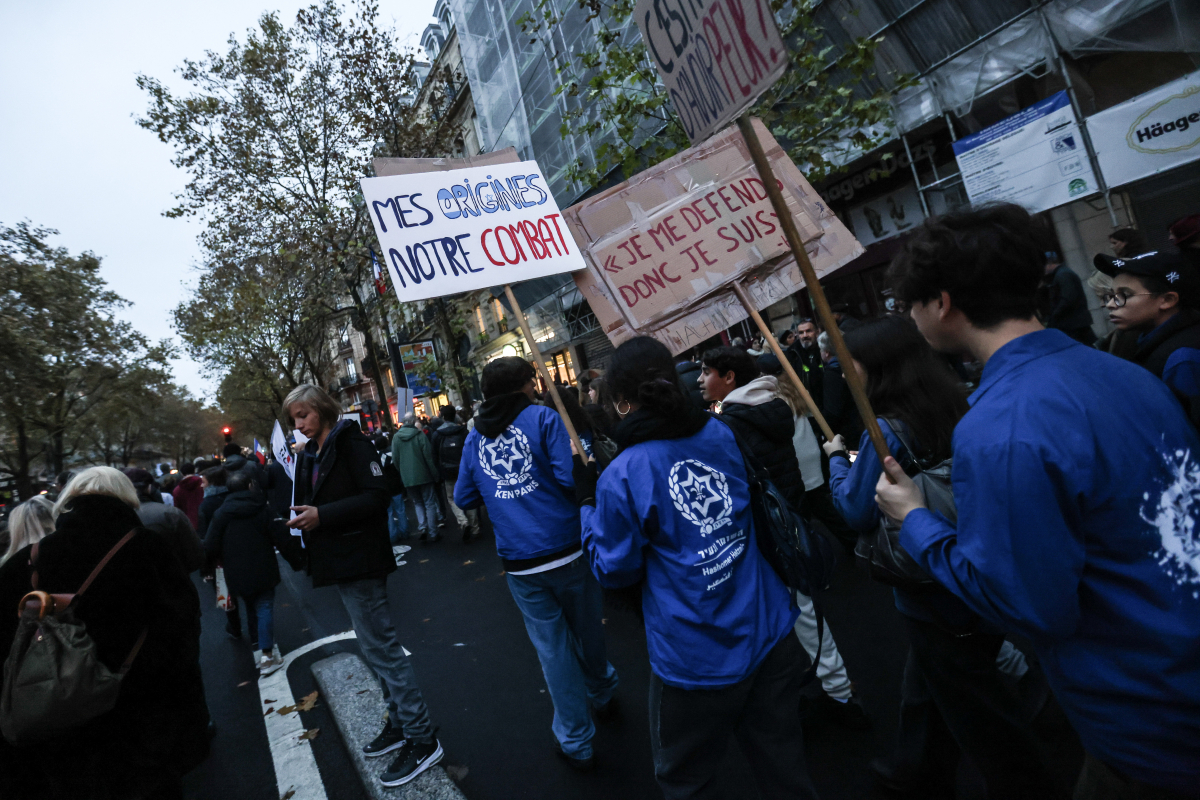 ▲12일(현지시간) 파리에서 프랑스 상원 및 국회 의장이 소집한 반유대주의 반대 행진에 현수막을 들고 있는 사람들이 참여하고 있다. 파리/EPA연합뉴스