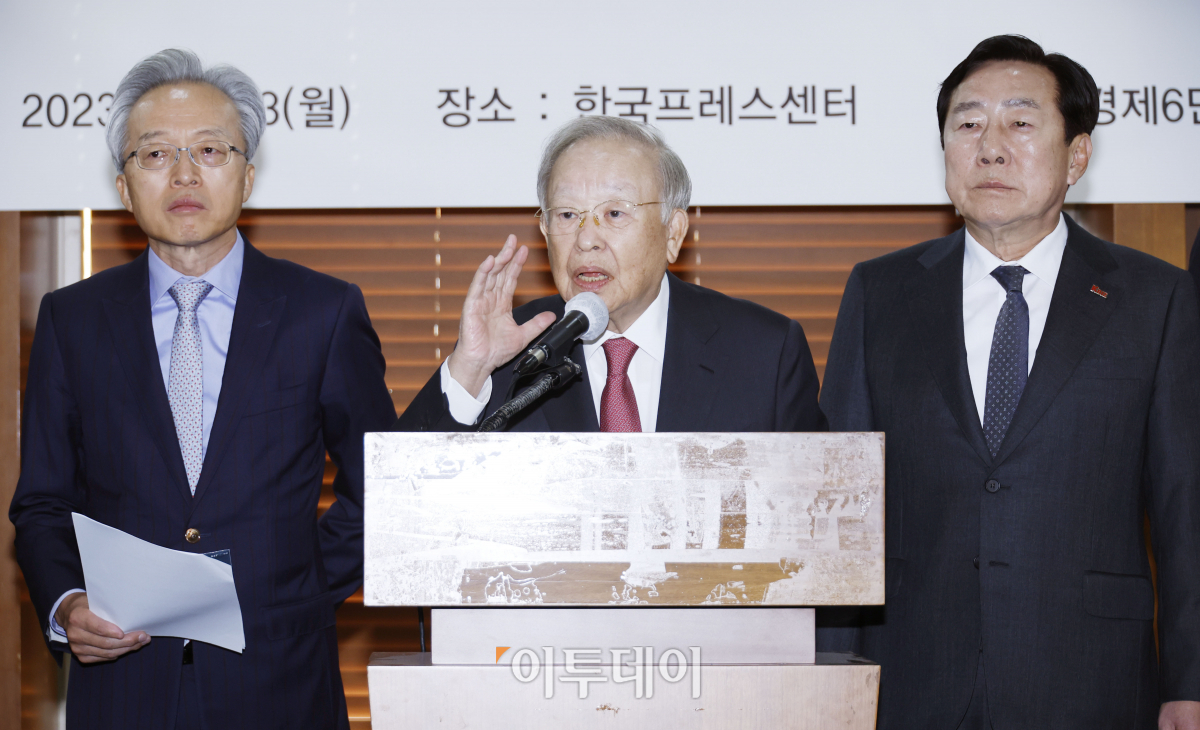 ▲손경식 한국경영자총협회 회장 등 경제6단체 회장단이 13일 서울 중구 한국프레스센터에서 열린 노동조합법 개악 규탄 및 거부권 행사 건의 경제6단체 공동성명 기자회견을 하고 있다. 왼쪽부터 최진식 한국중견기업연합회 회장, 손경식 한국경영자총협회 회장, 김기문 중소기업중앙회 회장. 조현호 기자 hyunho@