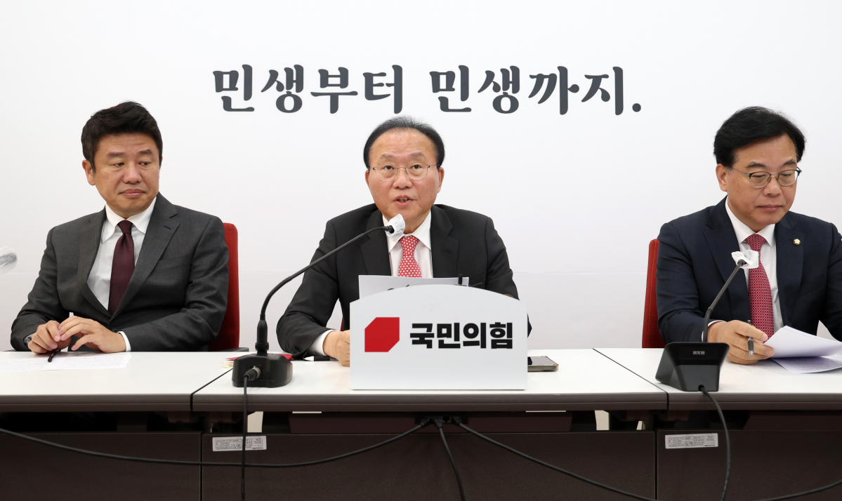 ▲[서울=뉴시스] 이영환 기자 = 윤재옥 국민의힘 원내대표가 13일 오전 서울 여의도 국회에서 2024년도 예산안 심사방안 관련 브리핑을 하고 있다. 2023.11.13. 20hwan@newsis.com