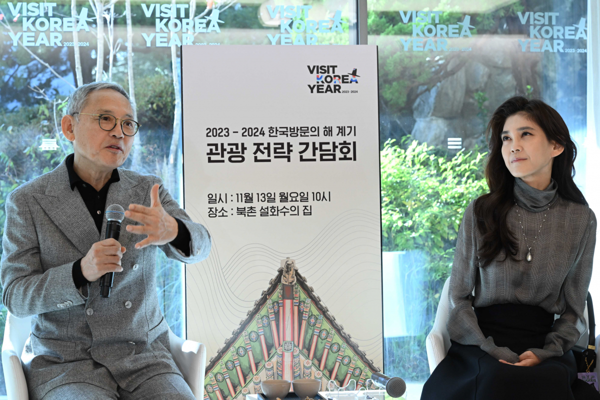 ▲유인촌 문화체육관광부 장관이 13일 오전 서울 종로구 북촌 설화수의 집에서 열린 '2023-2024 한국방문의 해' 계기 관광 전략 간담회에서 모두발언을 하고 있다. 오른쪽은 이부진 한국방문의해위원장. 신태현 기자 holjjak@