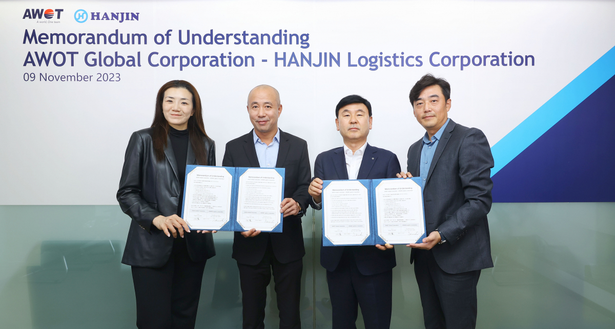 ▲(왼쪽부터) 조현민 한진 사장, 로저 히 AWOT 대표, 노삼석 한진 사장, 스튜어트 가오 AWOT 부사장이 기념사진을 촬영하고 있다. (사진제공=한진)