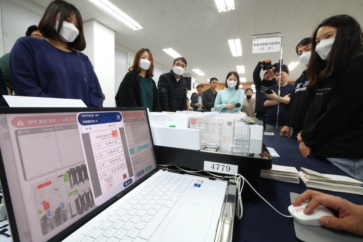 ▲13일 서울 종로구 서울시선거관리위원회에서 내년 4월 실시되는 제22대 국회의원선거를 앞두고 선관위 직원들이 모의개표 실습을 진행하고 있다. 신태현 기자 holjjak@