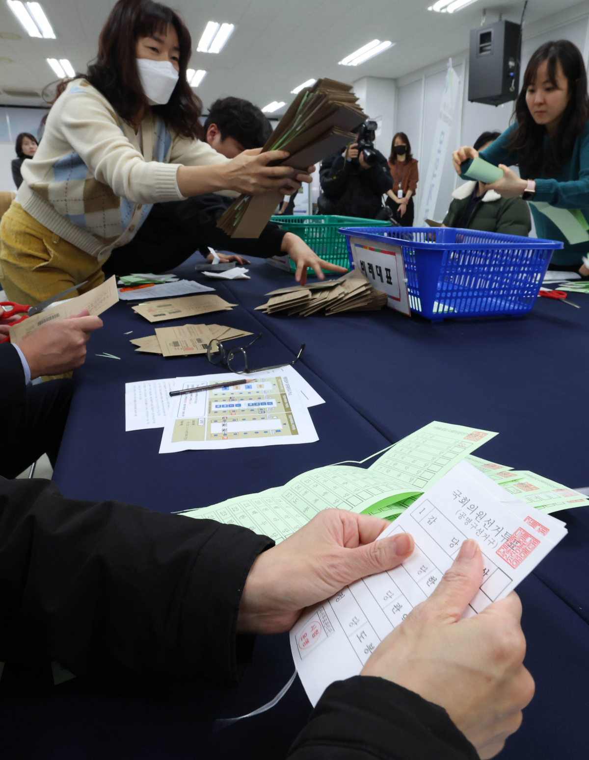 ▲13일 서울 종로구 서울시선거관리위원회에서 내년 4월 실시되는 제22대 국회의원선거를 앞두고 선관위 직원들이 모의개표 실습을 진행하고 있다. 신태현 기자 holjjak@