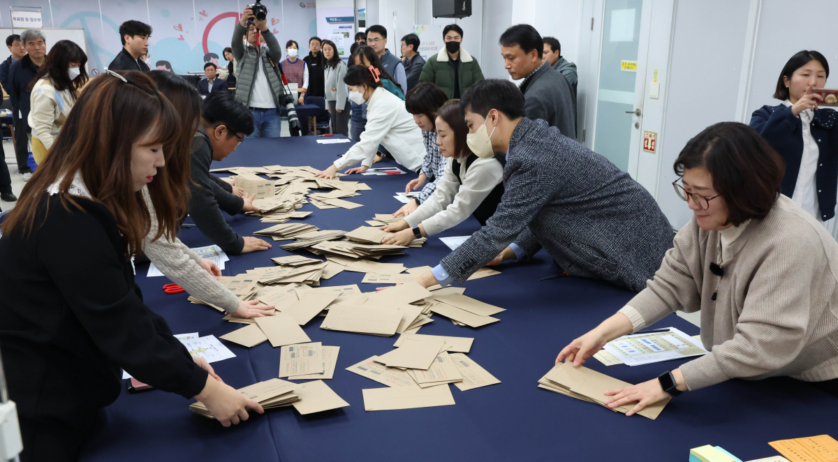 ▲13일 서울 종로구 서울시선거관리위원회에서 내년 4월 실시되는 제22대 국회의원선거를 앞두고 선관위 직원들이 모의개표 실습을 진행하고 있다. 신태현 기자 holjjak@