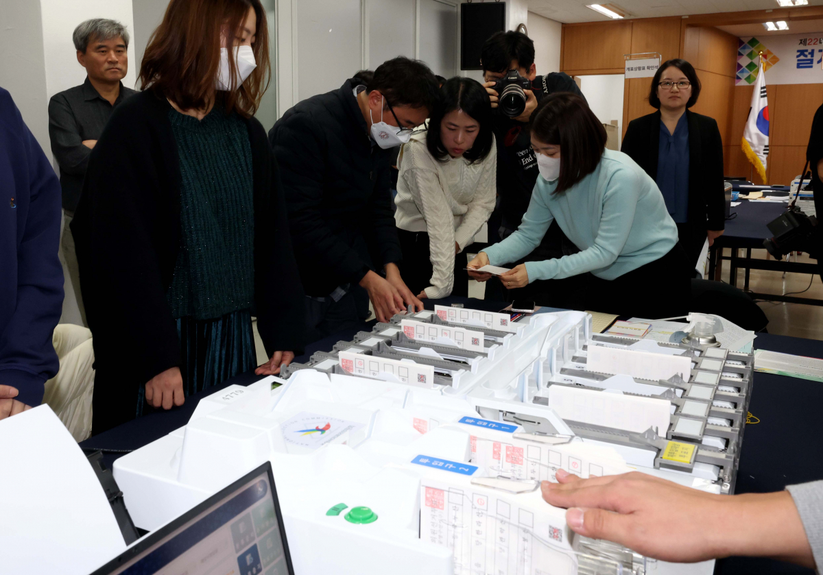 ▲13일 서울 종로구 서울시선거관리위원회에서 내년 4월 실시되는 제22대 국회의원선거를 앞두고 선관위 직원들이 모의개표 실습을 진행하고 있다. 신태현 기자 holjjak@