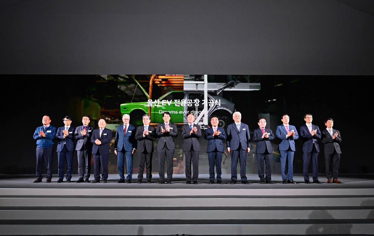 ▲13일 울산 EV 전용공장 기공식 행사에 참석한 주요 인사들이 기념 촬영하고 있는 모습. 왼쪽부터 여덟 번째 정의선 현대자동차그룹 회장, 왼쪽부터 여섯 번째 장재훈 현대자동차 사장. (사진제공=현대자동차)