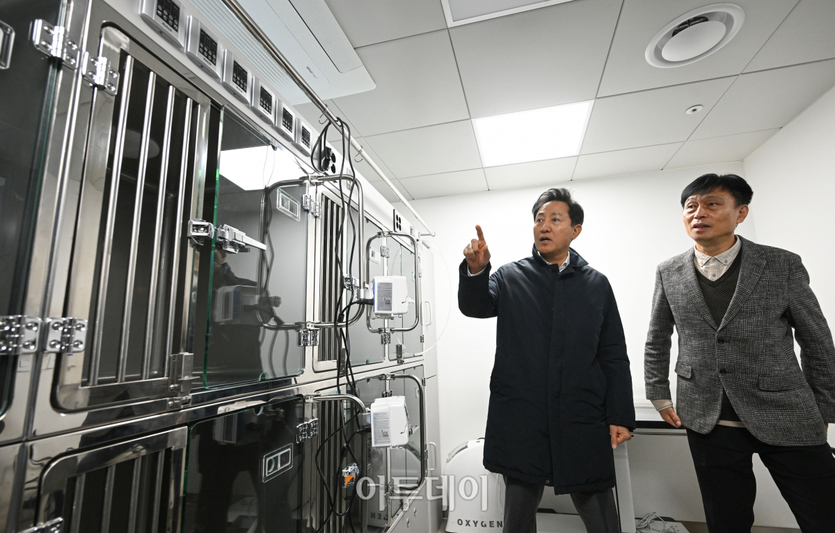 ▲오세훈 서울시장(왼쪽)이 13일 개소한 서울 동대문구 서울동물복지지원센터 동대문에서 박선덕 센터장과 함께 시설을 둘러보고 있다. 조현호 기자 hyunho@