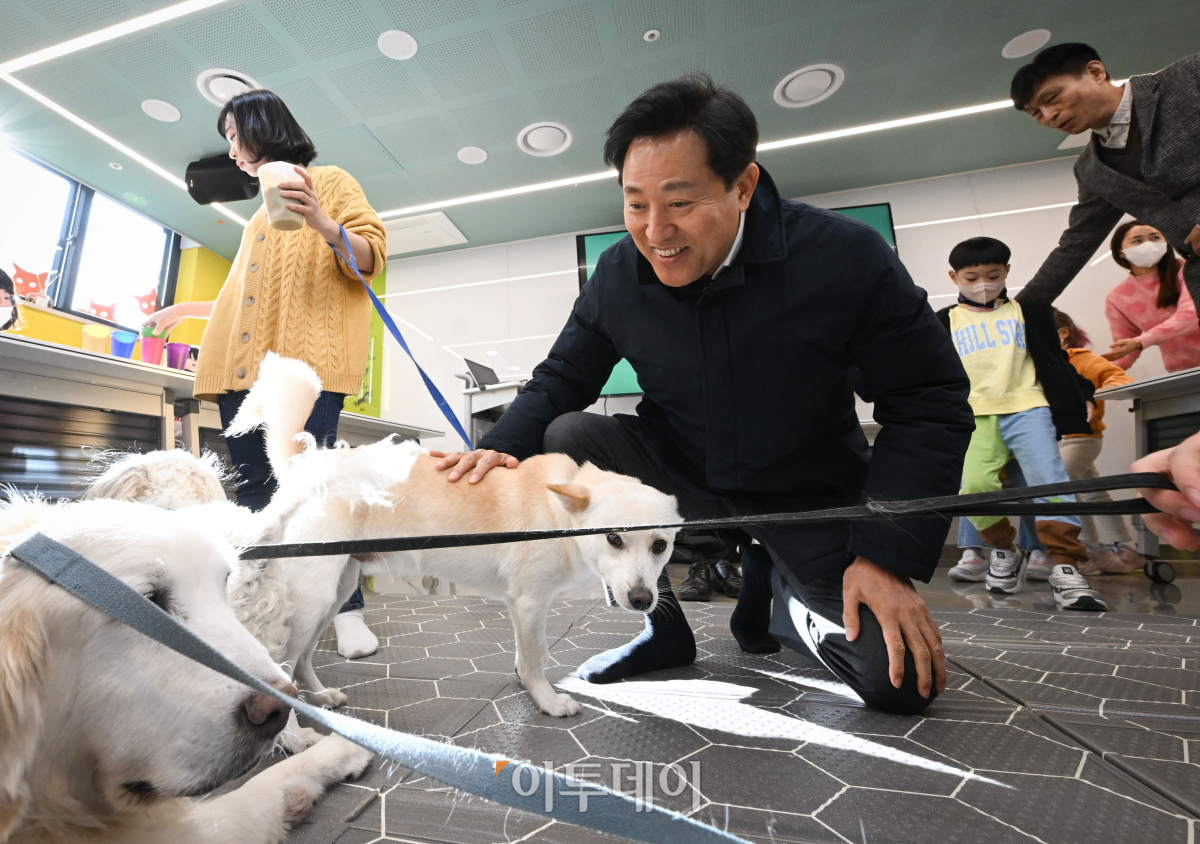 ▲오세훈 서울시장이 13일 개소한 서울 동대문구 서울동물복지지원센터 동대문에서 반려동물 보호교육에 참여하고 있다. 조현호 기자 hyunho@