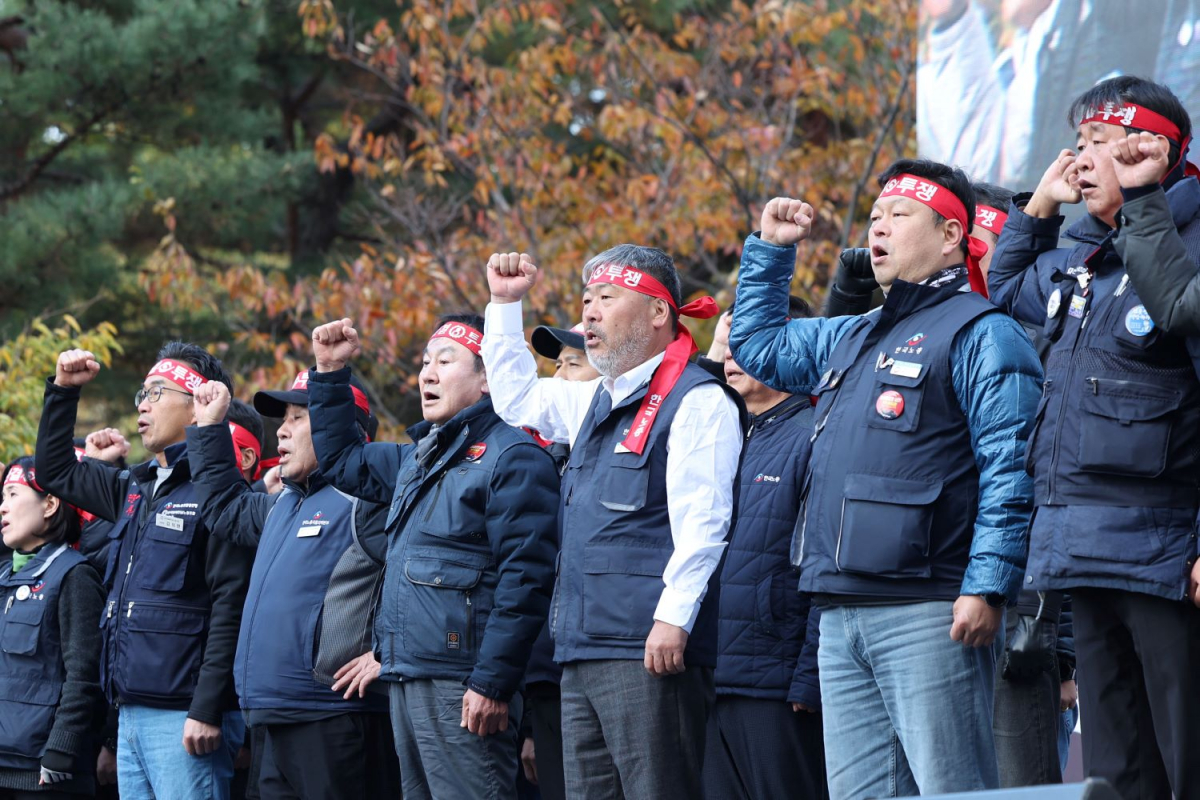 ▲김동명 한국노총 위원장을 비롯한 조합원들이 11일 오후 서울 여의대로 일대에서 열린 윤석열 정권 심판! 노동탄압 저지! 2023 전국노동자대회에서 구호를 외치고 있다. (뉴시스)