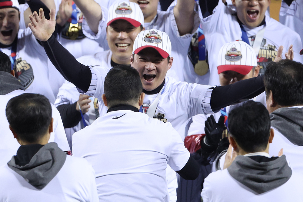 ▲13일 서울 잠실야구장에서 열린 2023 KBO 한국시리즈 5차전 kt wiz와 LG 트윈스의 경기.     한국시리즈 우승을 차지한 LG의 주장 오지환이 구광모 LG그룹 회장과 포옹하고 있다.   (연합뉴스)