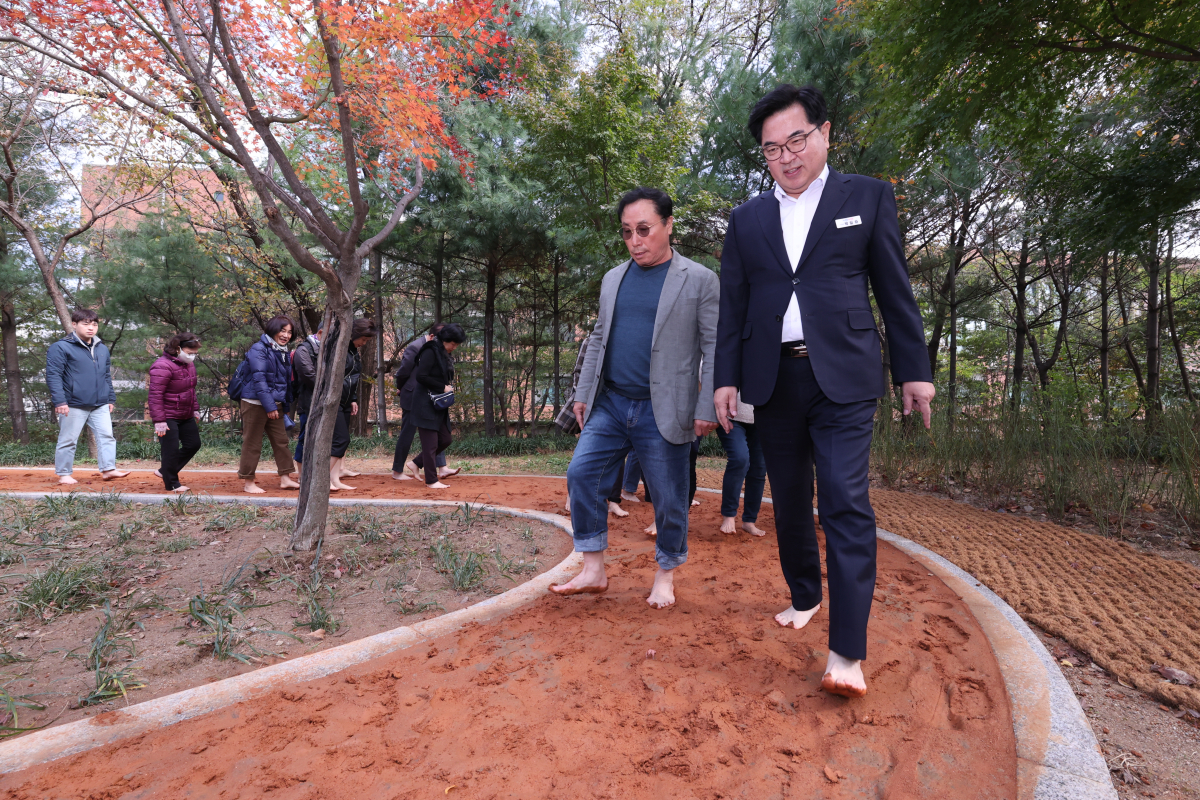 ▲박일하 동작구청장이 대방공원에서 주민 40여 명과 함께 황톳길을 체험하고 있다. (자료제공=동작구)