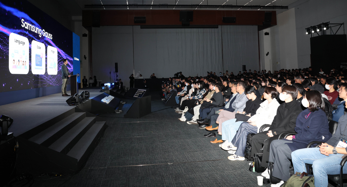 ▲전경훈 삼성전자 DX부문 최고기술책임자(CTO) 겸 삼성리서치장(사장)이 14일 서울 서초구 삼성전자 서초사옥에서 열린 ‘삼성 개발자 콘퍼런스 코리아 2023(SDC23 Korea)’에서 환영사를 하고 있다. 신태현 기자 holjjak@