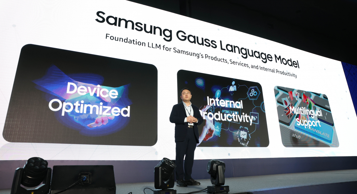 ▲이주형 삼성리서치 상무가 14일 서울 서초구 삼성전자 서초사옥에서 열린 ‘삼성 개발자 콘퍼런스 코리아 2023(SDC23 Korea)’에서 생성형 인공지능(AI) 모델 ‘삼성 가우스(Samsung Gauss)’를 소개하고 있다. 신태현 기자 holjjak@