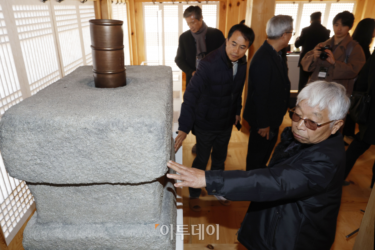 ▲14일 서울 종로구 경복궁 계조당에서 열린 경복궁 계조당 복원 기념 전시 '왕세자의 공간, 경복궁 계조당' 사전공개 행사에서 관람객들이 전시를 살펴보고 있다. 15일부터 12월 18일까지 열리는 이번 전시는 세종이 왕세자 집무 공간으로 건립했던 계조당의 복원을 기념하고,  그 역사적 가치를 알리기 위해 개최됐다. 조현호 기자 hyunho@