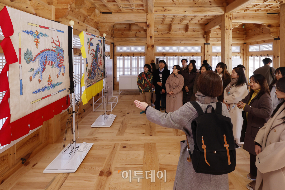 ▲14일 서울 종로구 경복궁 계조당에서 열린 경복궁 계조당 복원 기념 전시 '왕세자의 공간, 경복궁 계조당' 사전공개 행사에서 관람객들이 전시를 살펴보고 있다. 15일부터 12월 18일까지 열리는 이번 전시는 세종이 왕세자 집무 공간으로 건립했던 계조당의 복원을 기념하고,  그 역사적 가치를 알리기 위해 개최됐다. 조현호 기자 hyunho@