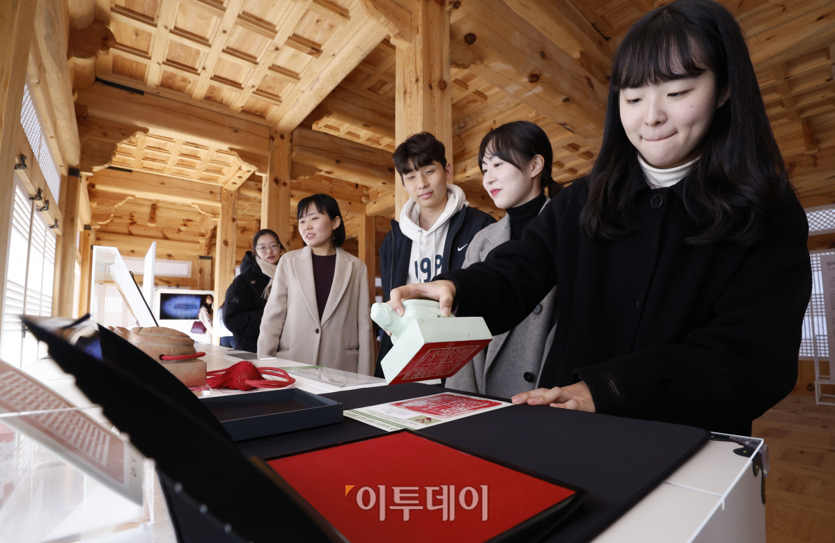 ▲14일 서울 종로구 경복궁 계조당에서 열린 경복궁 계조당 복원 기념 전시 '왕세자의 공간, 경복궁 계조당' 사전공개 행사에서 관람객들이 왕세자 옥인을 살펴보고 있다. 15일부터 12월 18일까지 열리는 이번 전시는 세종이 왕세자 집무 공간으로 건립했던 계조당의 복원을 기념하고,  그 역사적 가치를 알리기 위해 개최됐다. 조현호 기자 hyunho@