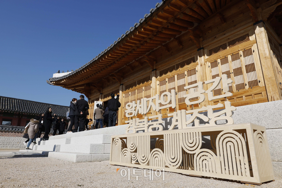 ▲14일 서울 종로구 경복궁 계조당에서 열린 경복궁 계조당 복원 기념 전시 '왕세자의 공간, 경복궁 계조당' 사전공개 행사에서 관람객들이 전시를 살펴보고 있다. 15일부터 12월 18일까지 열리는 이번 전시는 세종이 왕세자 집무 공간으로 건립했던 계조당의 복원을 기념하고,  그 역사적 가치를 알리기 위해 개최됐다. 조현호 기자 hyunho@