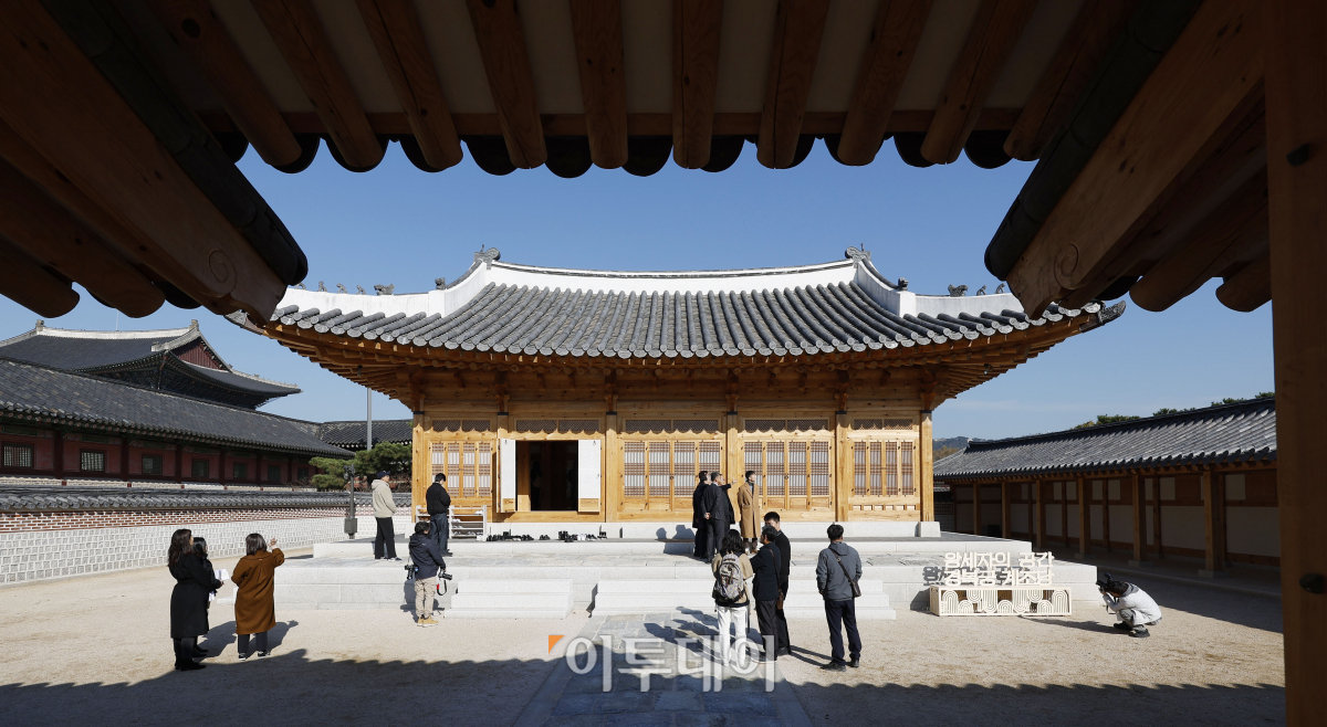 ▲14일 서울 종로구 경복궁 계조당에서 열린 경복궁 계조당 복원 기념 전시 '왕세자의 공간, 경복궁 계조당' 사전공개 행사에서 관람객들이 전시를 살펴보고 있다. 15일부터 12월 18일까지 열리는 이번 전시는 세종이 왕세자 집무 공간으로 건립했던 계조당의 복원을 기념하고,  그 역사적 가치를 알리기 위해 개최됐다. 조현호 기자 hyunho@