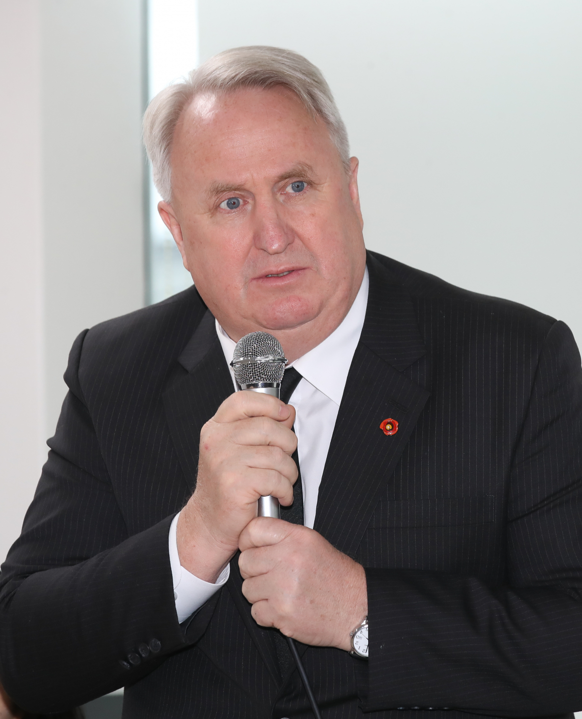 ▲인요한 국민의힘 혁신위원장이 14일 오후 제주시 연동에 위치한 국힘 제주도당사를 찾아 당원들과 대화를 나누고 있다. (뉴시스)