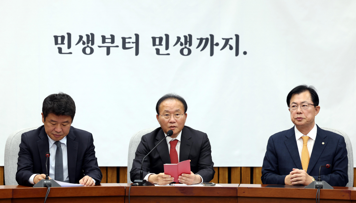 ▲[서울=뉴시스] 조성봉 기자 = 윤재옥 국민의힘 원내대표가 14일 오전 서울 여의도 국회에서 열린 원내대책회의에서 발언을 하고 있다. 2023.11.14. suncho21@newsis.com