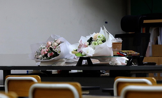 ▲서울 서이초등학교 교사의 49재 추모일인 9월 4일 오후 서울 서이초등학교 교실에 화환이 놓여져 있다. 연합뉴스
