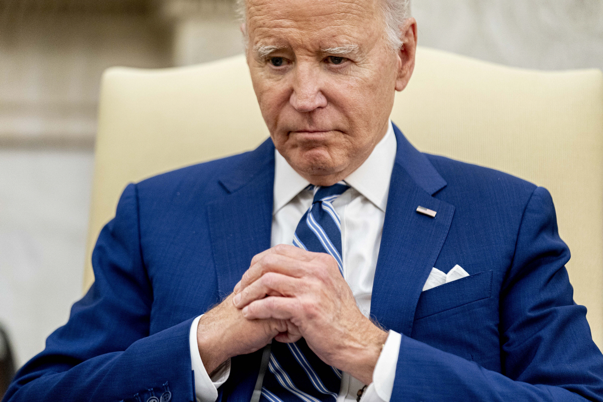 ▲조 바이든 미국 대통령이 13일(현지시간) 조코 위도도인도네시아 대통령과 대화하고 있다. 워싱턴D.C./AP뉴시스
