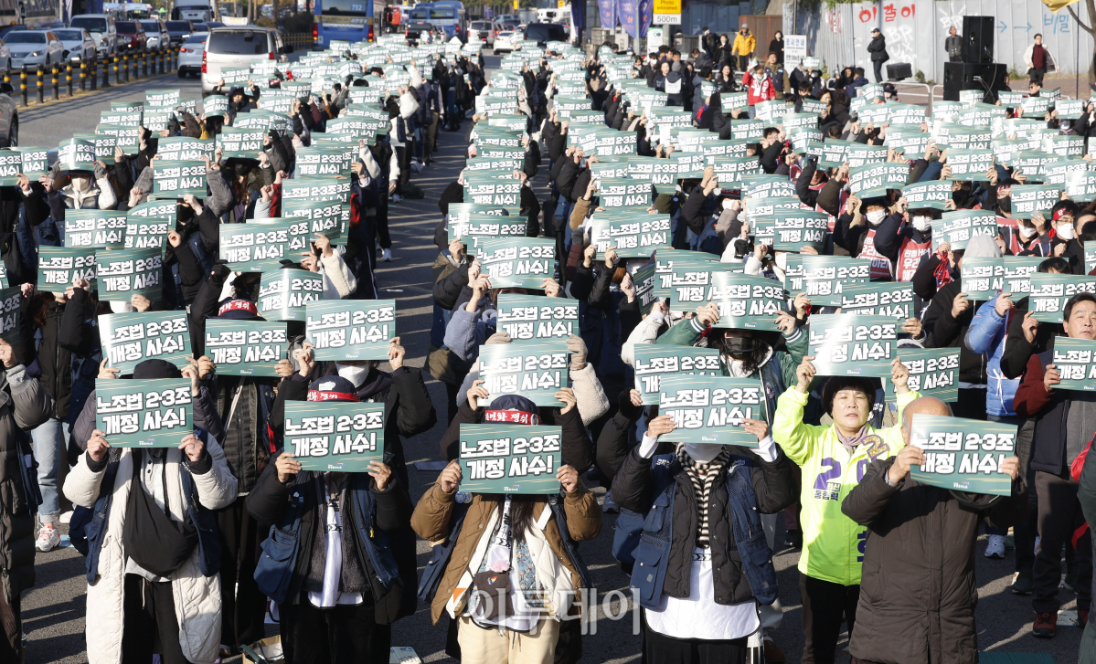 ▲전국민주노동조합총연맹 공공운수노조 조합원들이 14일 서울 용산구 서울역 12번 출구 앞에서 열린 정규직 전환 약속 이행, 진짜 사장이 책임져라, 노조법 2·3조 거부권 행사 저지! 공공운수노조 결의대회에서 구호를 외치고 있다. 조현호 기자 hyunho@
