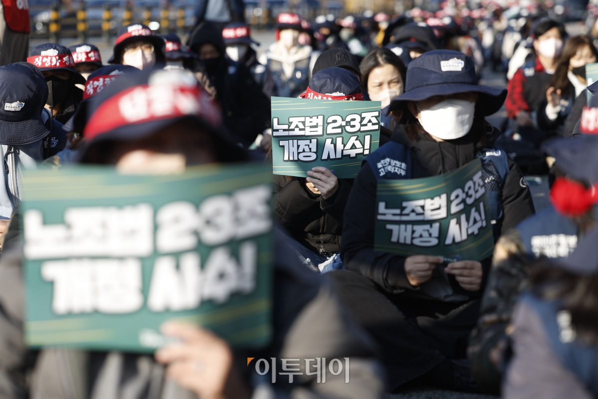 ▲전국민주노동조합총연맹 공공운수노조 조합원들이 14일 서울 용산구 서울역 12번 출구 앞에서 열린 정규직 전환 약속 이행, 진짜 사장이 책임져라, 노조법 2·3조 거부권 행사 저지! 공공운수노조 결의대회를 하고 있다. 조현호 기자 hyunho@