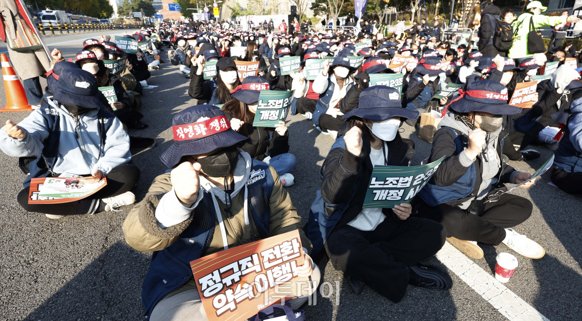 ▲전국민주노동조합총연맹 공공운수노조 조합원들이 14일 서울 용산구 서울역 12번 출구 앞에서 열린 정규직 전환 약속 이행, 진짜 사장이 책임져라, 노조법 2·3조 거부권 행사 저지! 공공운수노조 결의대회에서 구호를 외치고 있다. 조현호 기자 hyunho@