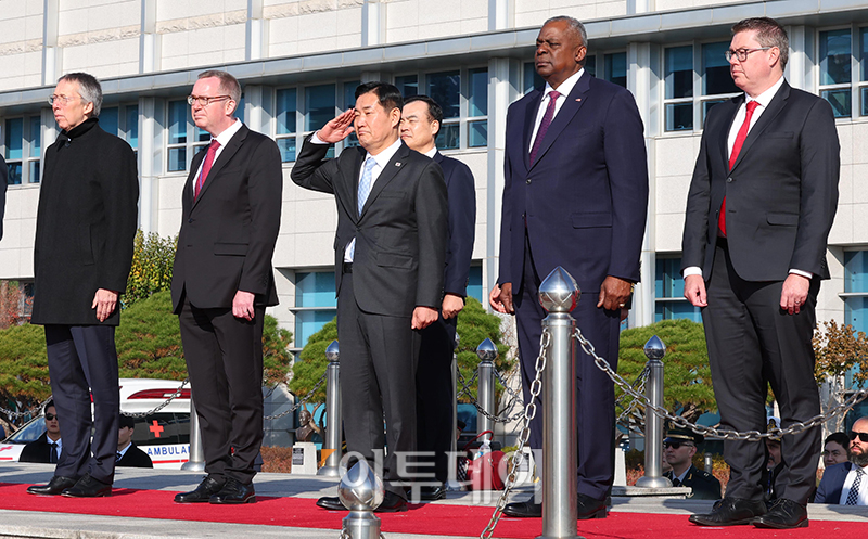 ▲신원식 국방부 장관이 14일 서울 용산구 국방부에서 열린 한·유엔사회원국 국방장관회의 의장행사에서 거수경례를 하고 있다.사진공동취재단