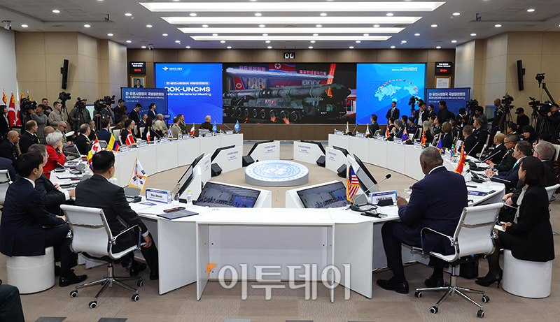 ▲14일 서울 용산구 국방부 대회의실에서 열린 한·유엔사회원국 국방장관회의에서 북한 관련 영상이 나오고 있다. 사진공동취재단