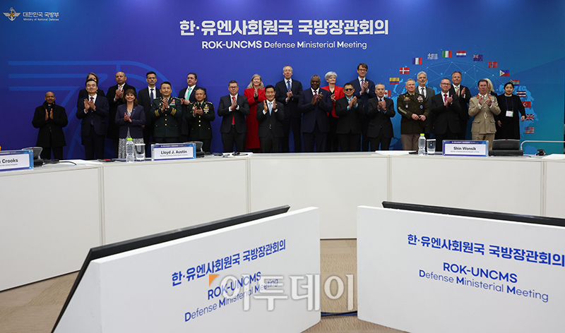 ▲신원식 국방부 장관과 로이드 오스틴 미국 국방장관이 14일 서울 용산구 국방부 대회의실에서 열린 한·유엔사회원국 국방장관회의에서 각국 참석자들과 기념촬영을 하고 있다. 사진공동취재단