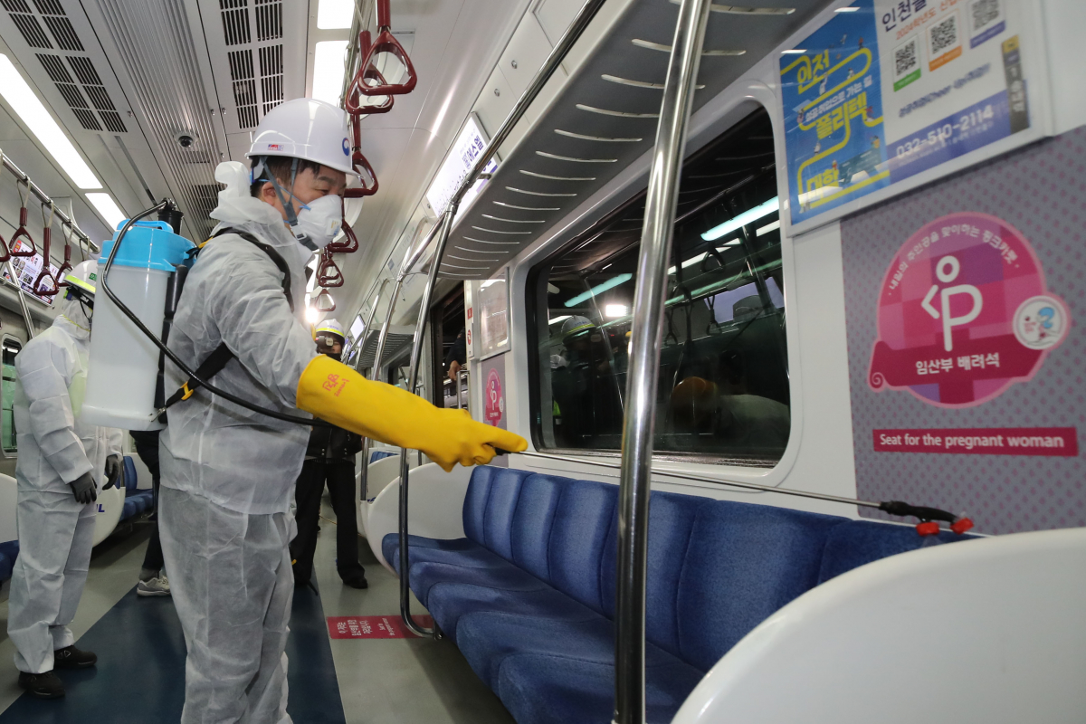 ▲원희룡 국토교통부 장관이 14일 서울 구로구 코레일 수도권철도차량정비단을 찾아 철도차량 방역작업 관계자들과 빈대 확산 방지를 위한 방제 작업을 하고 있다. 신태현 기자 holjjak@