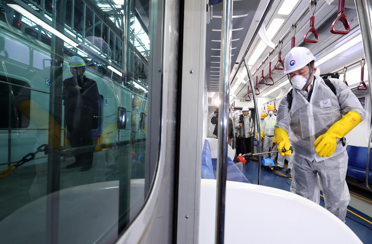 ▲원희룡 국토교통부 장관이 14일 서울 구로구 코레일 수도권철도차량정비단을 찾아 철도차량 방역작업 관계자들과 빈대 확산 방지를 위한 방제 작업을 하고 있다. 신태현 기자 holjjak@