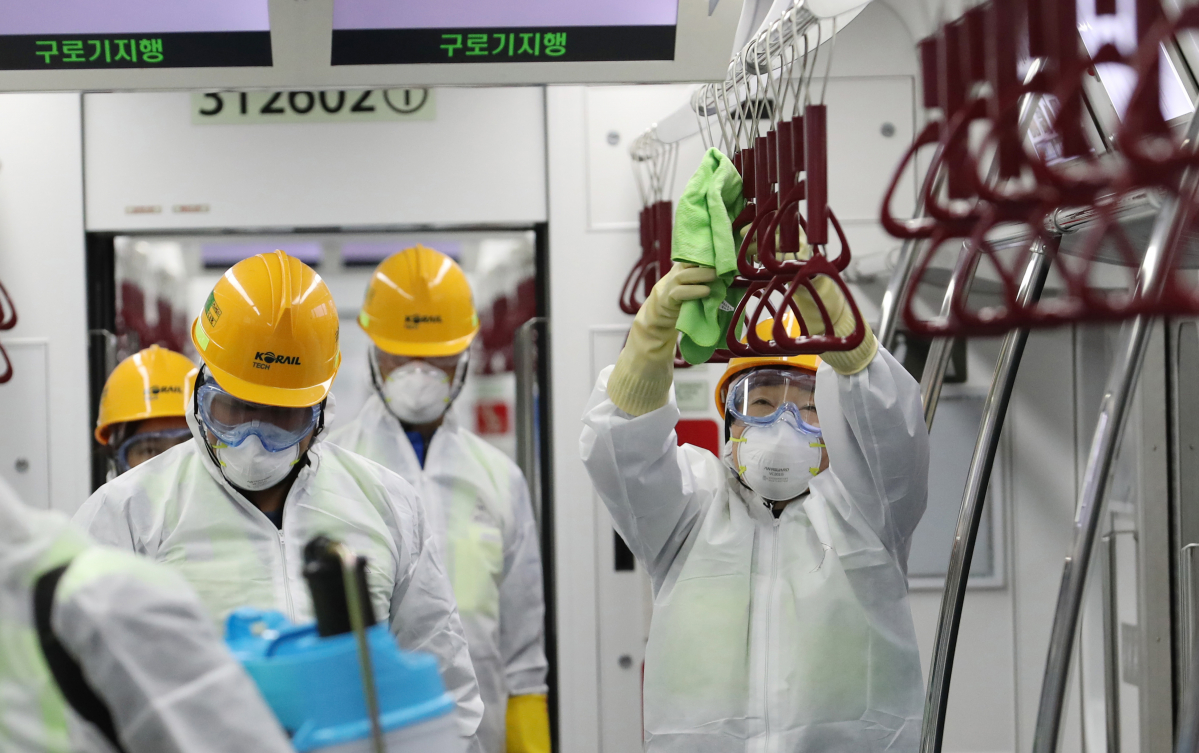 ▲14일 서울 구로구 코레일 수도권철도차량정비단에서 관계자들이 빈대 확산 방지를 위한 철도시설 방제작업을 하고 있다. 신태현 기자 holjjak@