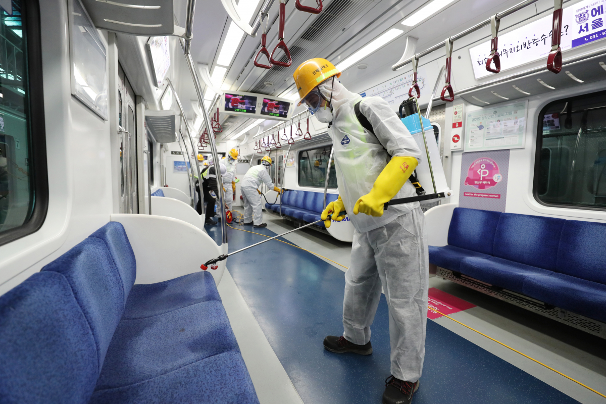 ▲14일 서울 구로구 코레일 수도권철도차량정비단에서 관계자들이 빈대 확산 방지를 위한 철도시설 방제작업을 하고 있다. 신태현 기자 holjjak@