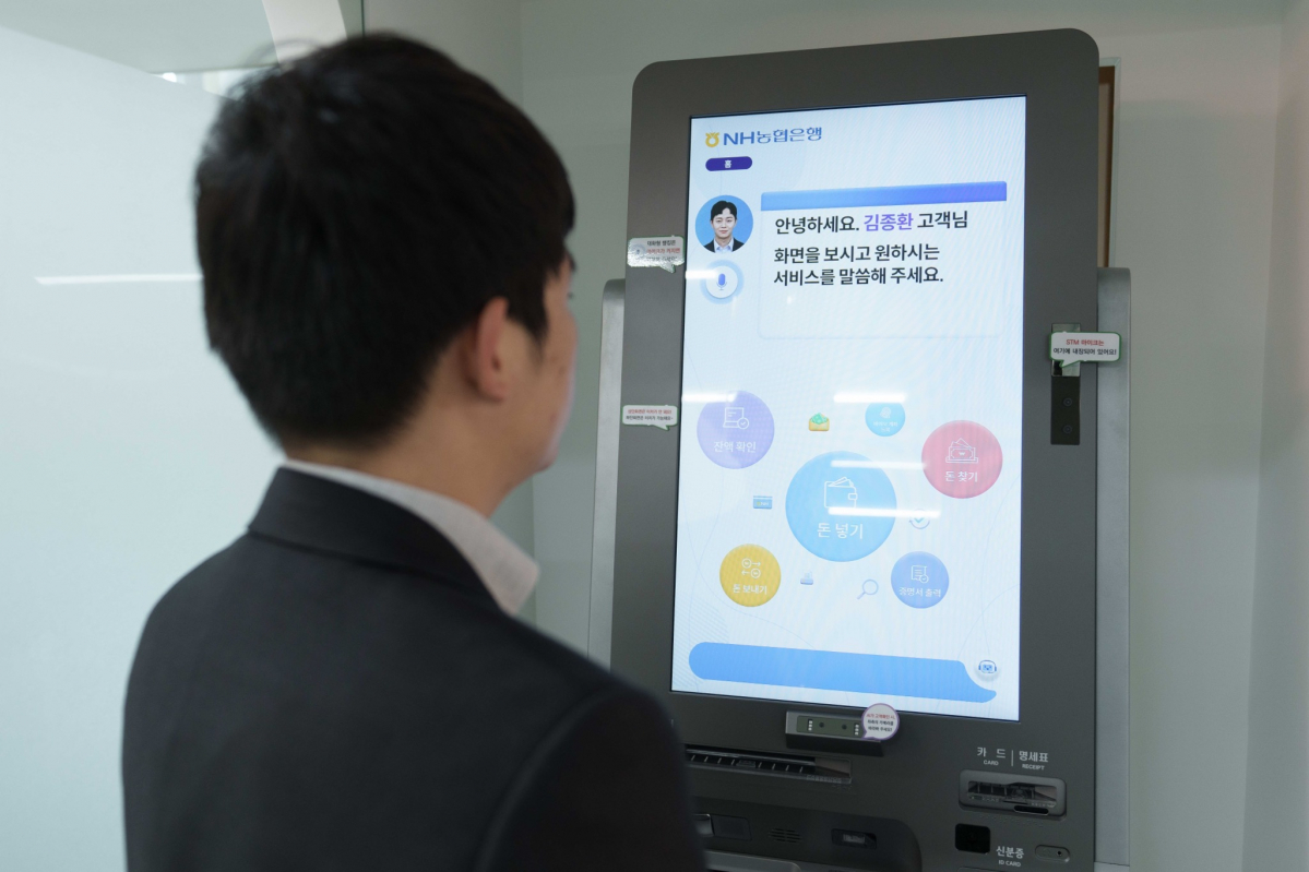 ▲시범서비스에 참여한 직원이 인증을 진행하고 있다. ` (사진제공= NH농협은행)