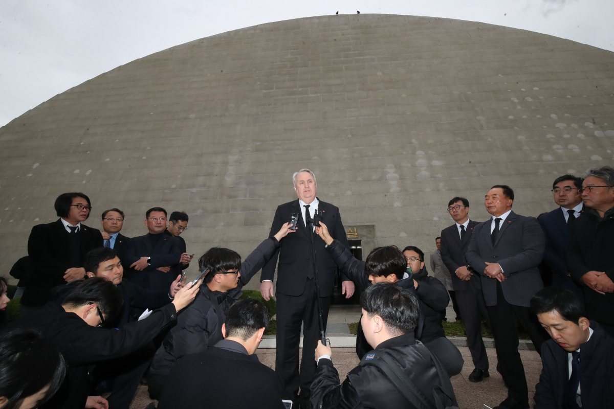 ▲인요한 국민의힘 혁신위원장이 14일 오전 제주시 봉개동 제주4·3평화공원을 참배한 후 취재진의 질문에 답변하고 있다. (뉴시스)